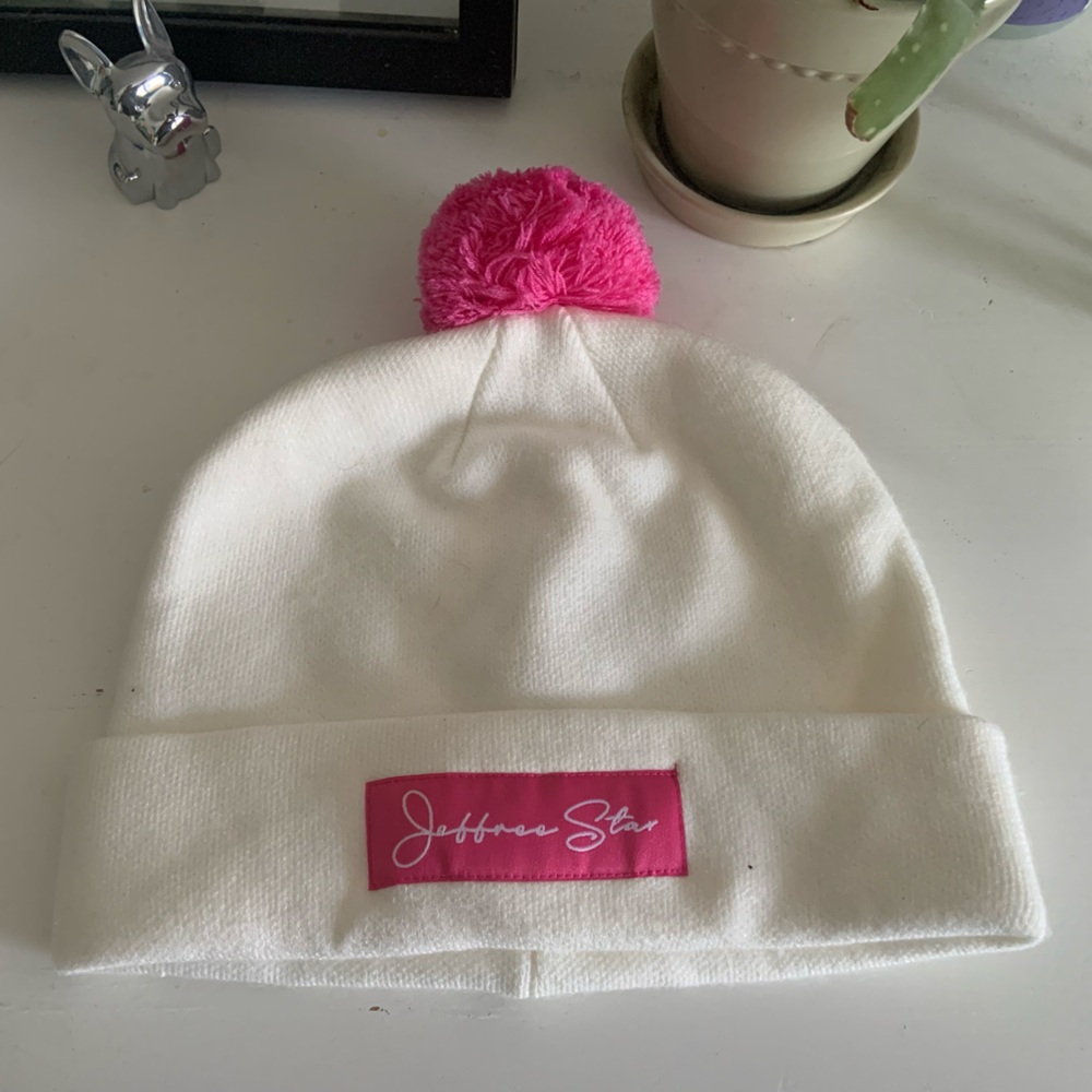 Jeffree Star Pompom toque